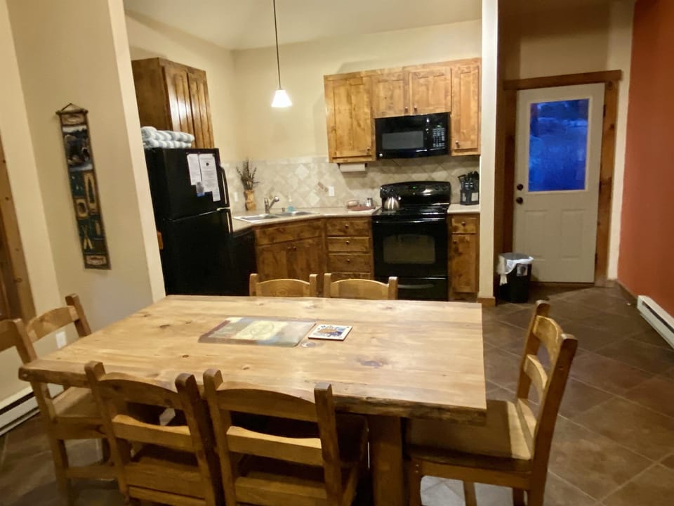 Dining area with seating for 6