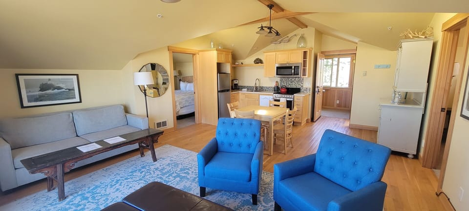 Eagle’s Nest Suite – Third Floor Ocean Front View | Living area | 32-inch flat-screen TV with digital channels, TV, fireplace