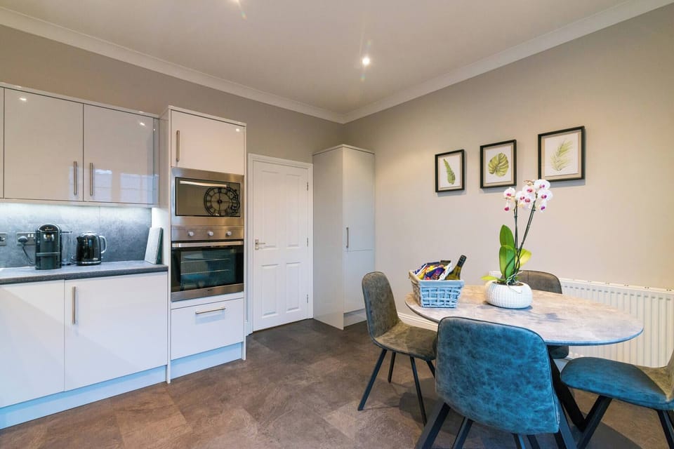 Apartment, 2 Bedrooms | Dining