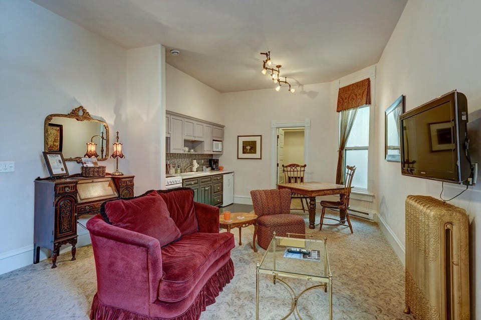 ~Streaming TV
~Window A/C unit in summer
~Kitchenette