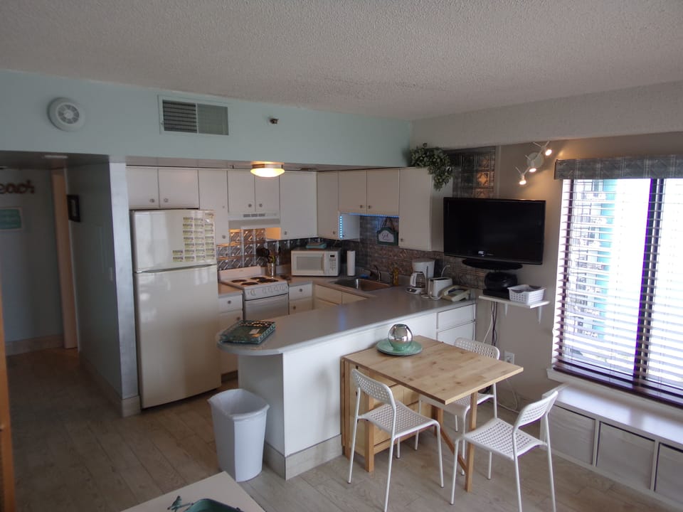 Fully loaded kitchen...& adjustable TV