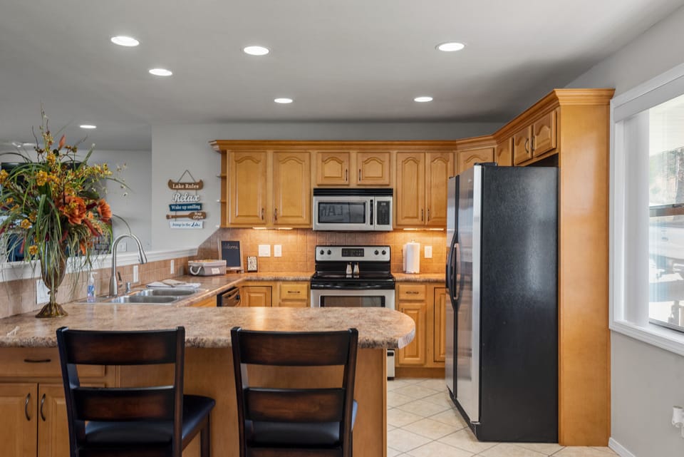 Fully stocked kitchen! 