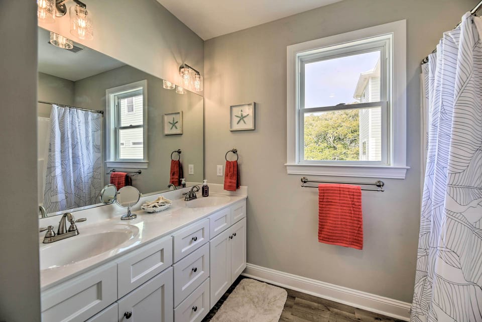 Full Bathroom | Complimentary Toiletries