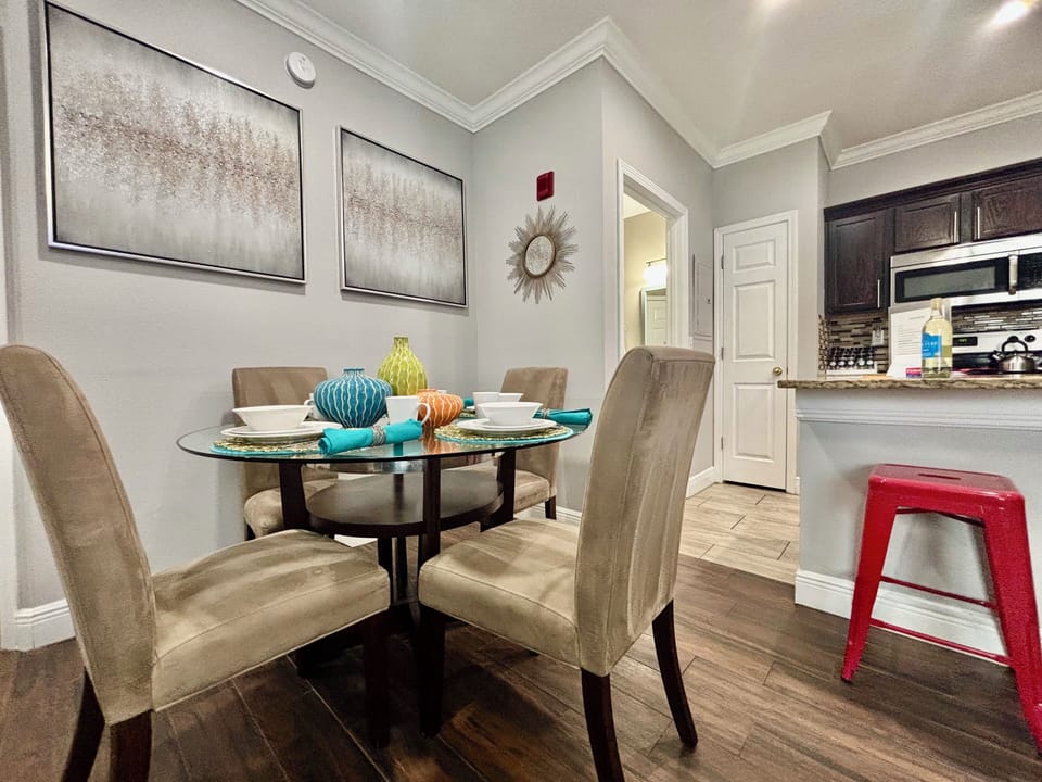 dinning room table w 4 chairs