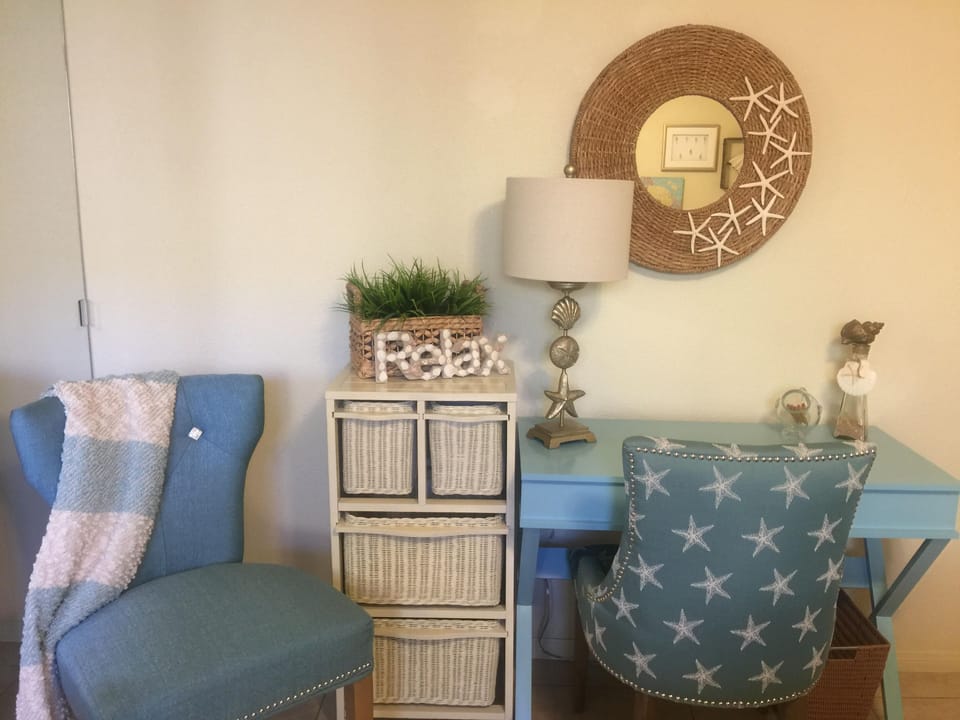 Guest room 1 with Desk and chairs