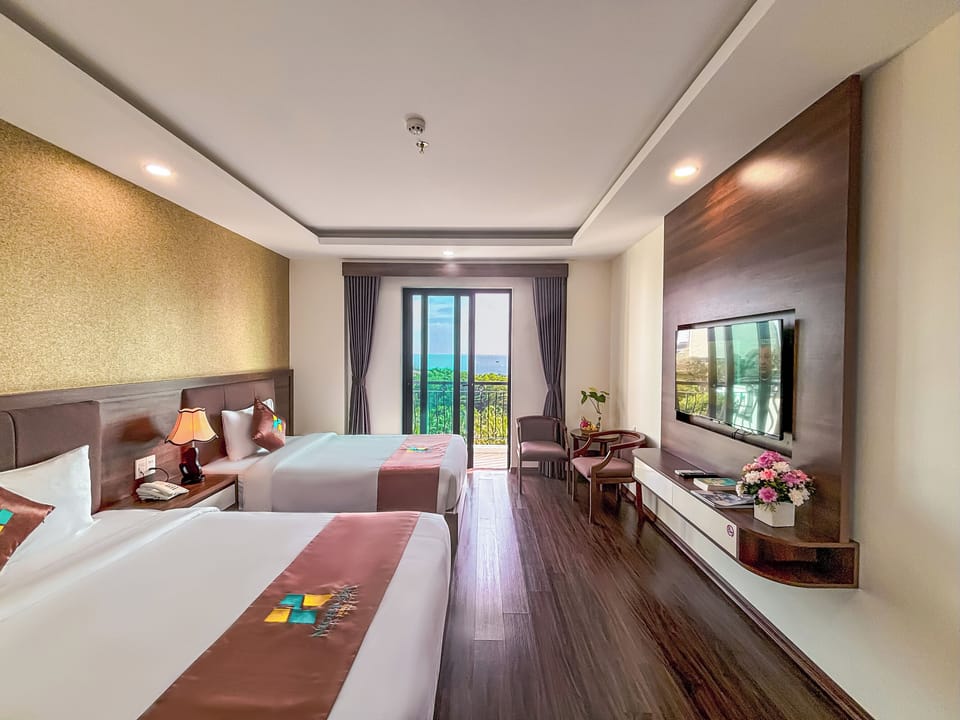 Premium bedding, minibar, individually furnished, desk