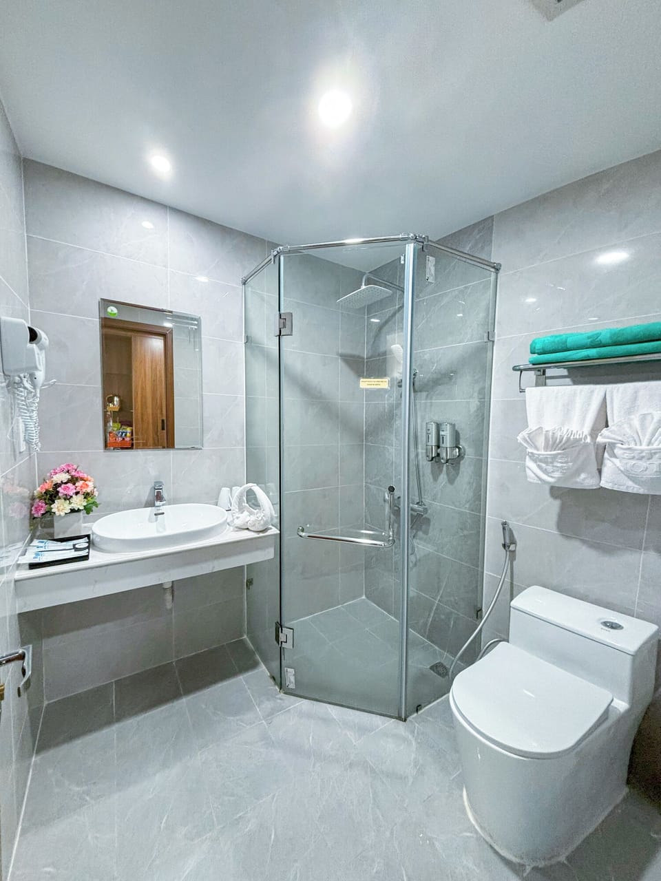 Premium bedding, minibar, individually furnished, desk