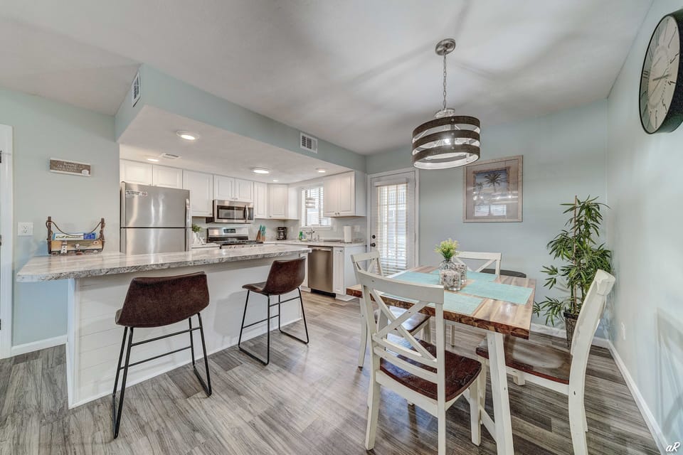 Kitchen and dining area.