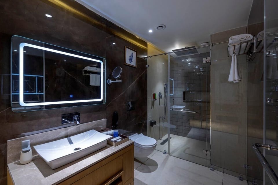 Junior Suite | Bathroom | Shower, free toiletries, towels