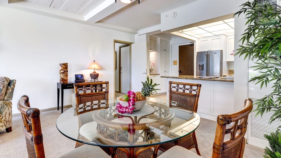 Dining for up to 4