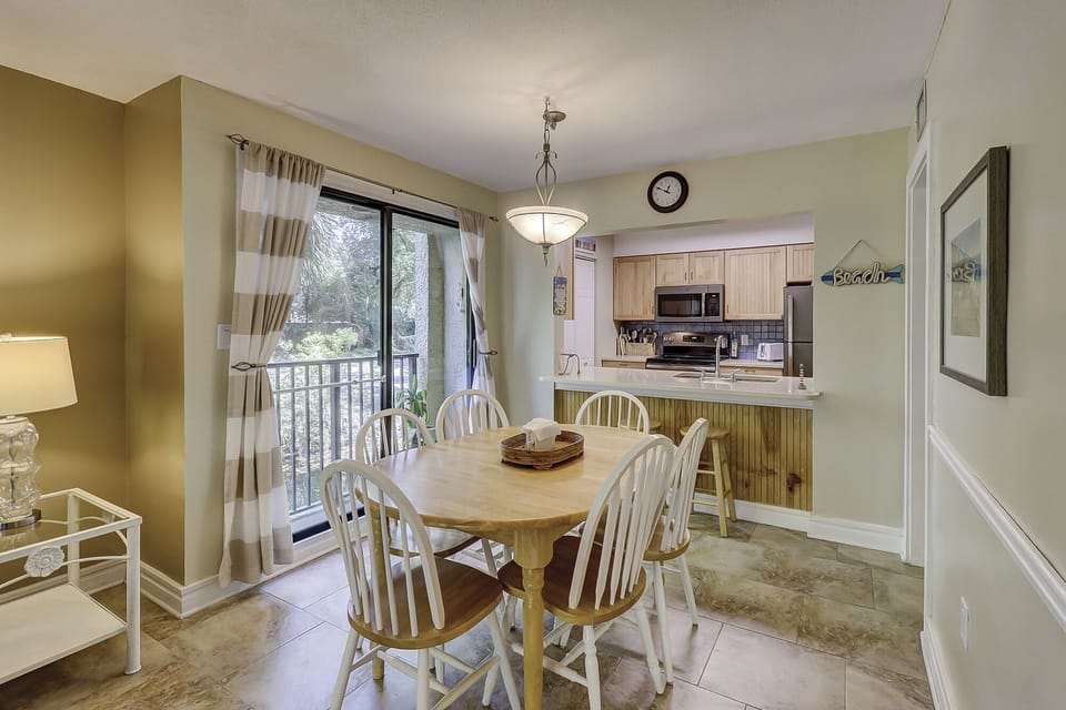 Dining area - plenty of space for those family meals.