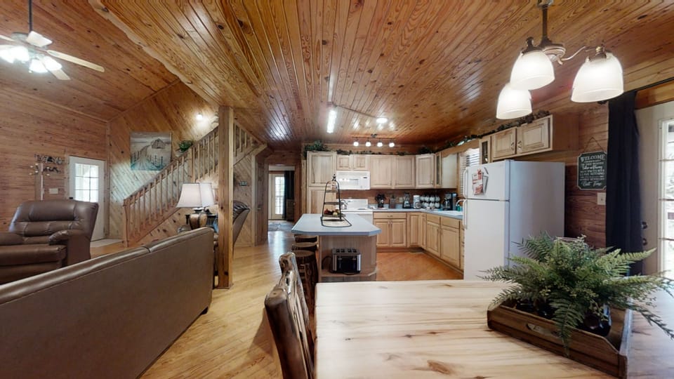 Cabin, 3 Bedrooms | Private kitchen | Fridge, microwave, oven, coffee/tea maker