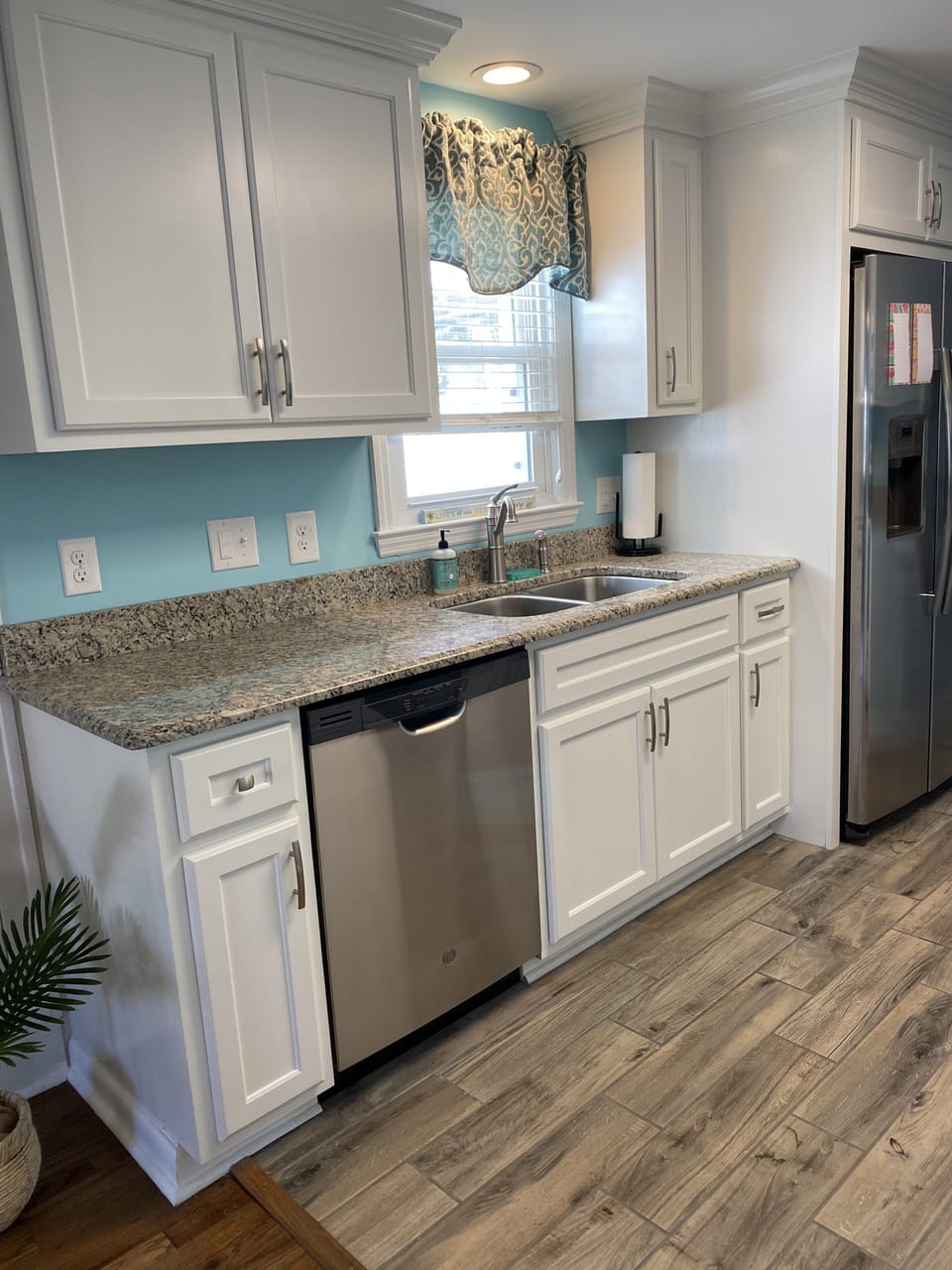 Fully stocked kitchen, dishwasher, granite. Brand new appliances 2023.