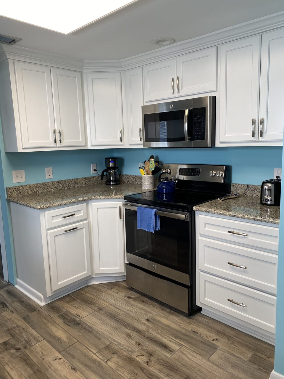 Fully stocked kitchen, dishwasher, granite.