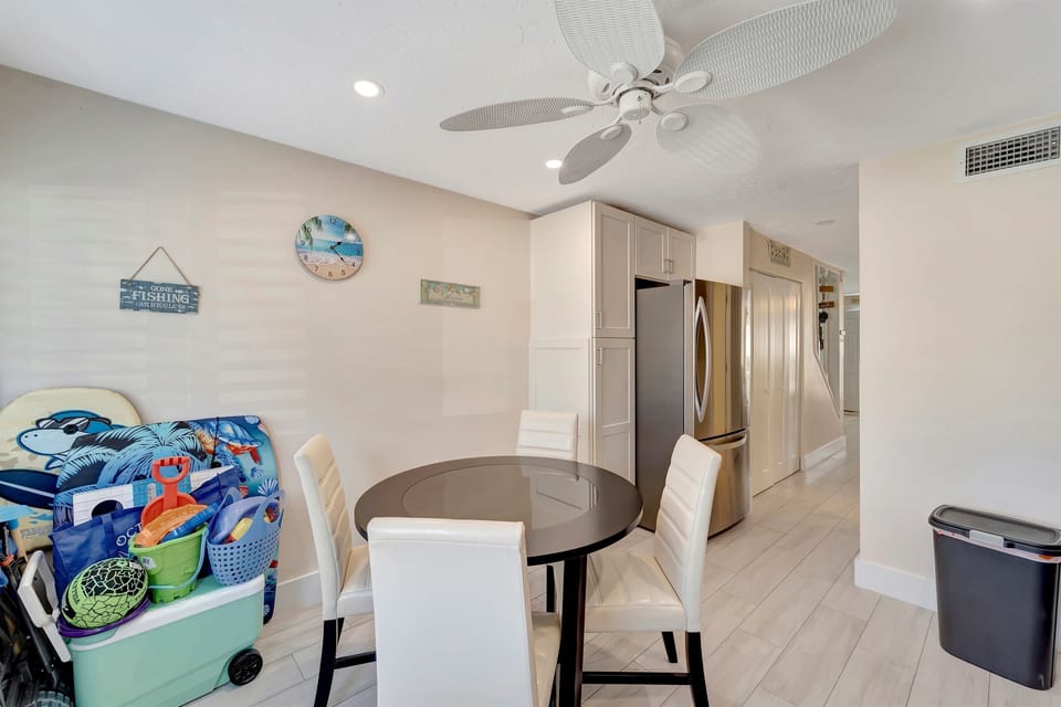 Kitchen table/beach amenities