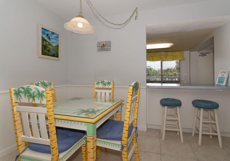 Dining area with seating for 6