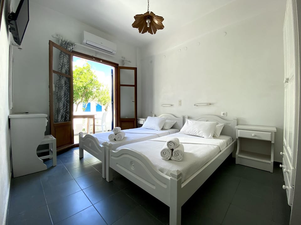 Basic Studio | Memory foam beds, in-room safe, desk, soundproofing