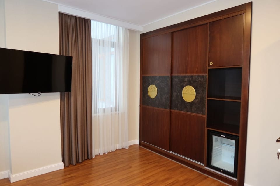 Junior Suite | Minibar, desk, laptop workspace, soundproofing