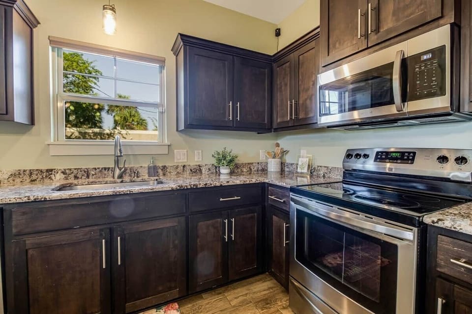 Fully equipped kitchen and dining space for group meals. Enjoy convenience in Downtown Pensacola.