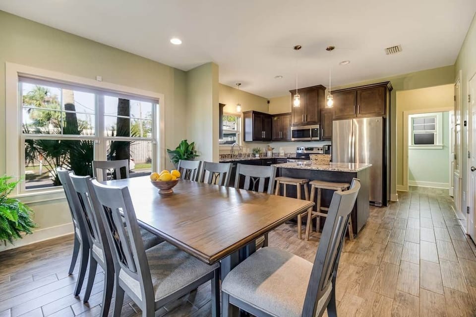 Island seating for 2 and dining table for 8—ideal for family gatherings.