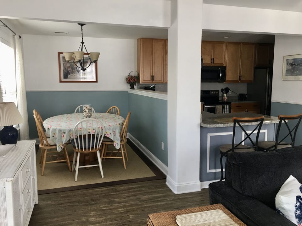 Dining/kitchen