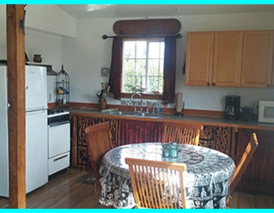 KITCHEN & DINETTE