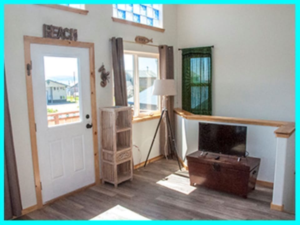UPPER LOUNGE DECK ACCESS