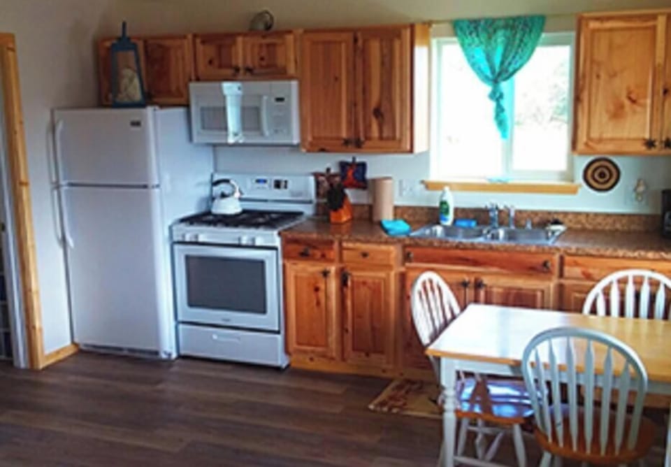 FULLY APPOINTED KITCHEN