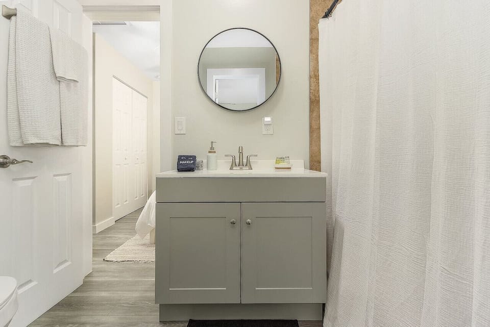 Unit 1:Jack'n'Jill bathroom with shower, accessible from both bedrooms.
