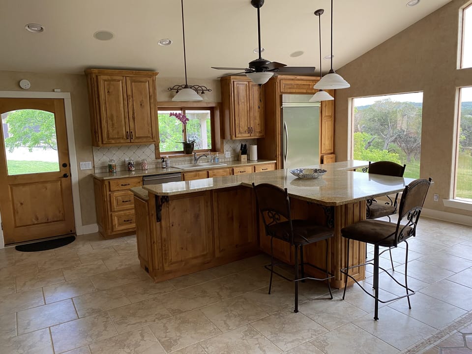 Kitchen equipped with dishes and utensils to entertain. Let your Chef loose. 