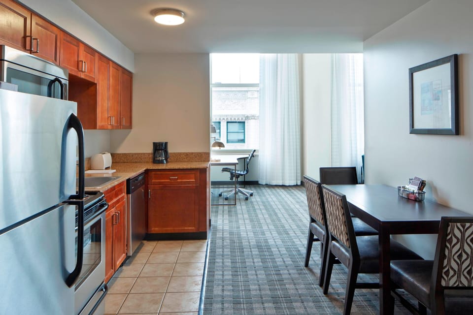 Full-size fridge, microwave, stovetop, dishwasher