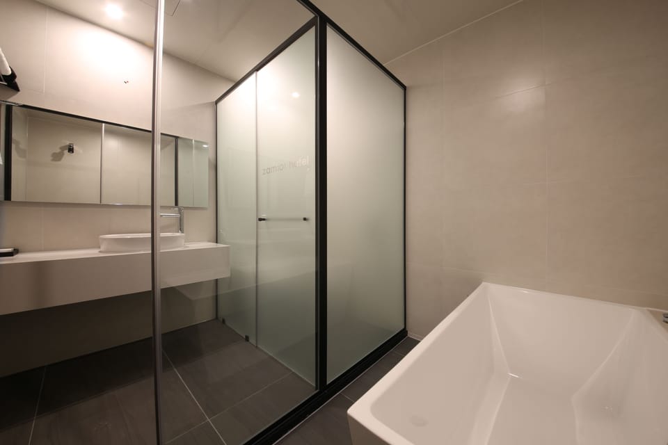 Deluxe Double Room | Bathroom | Hair dryer, bathrobes, slippers, bidet