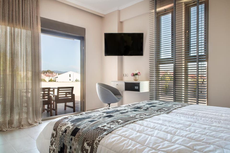 In-room safe, desk, laptop workspace, soundproofing