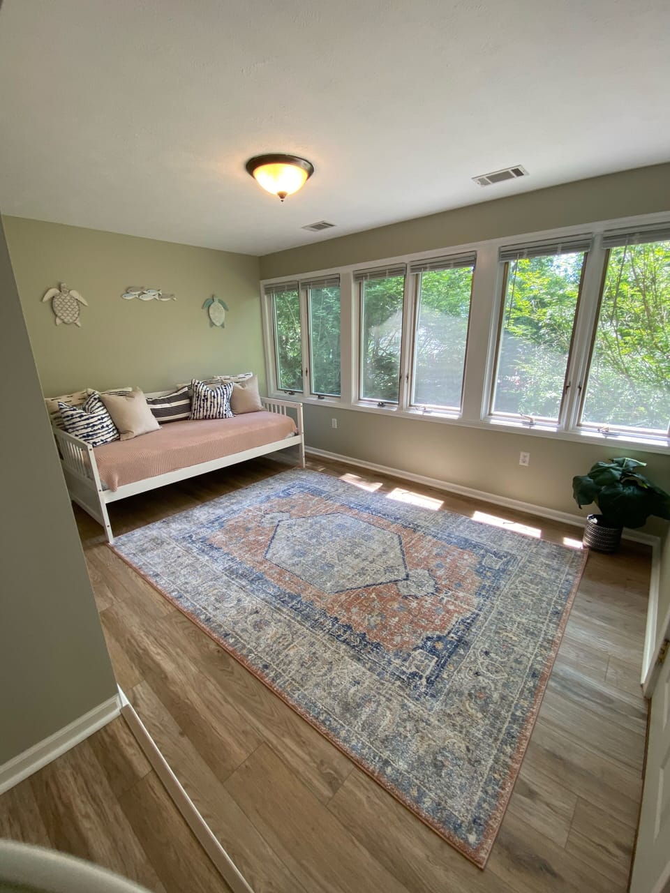 Sun room with twin Day bed