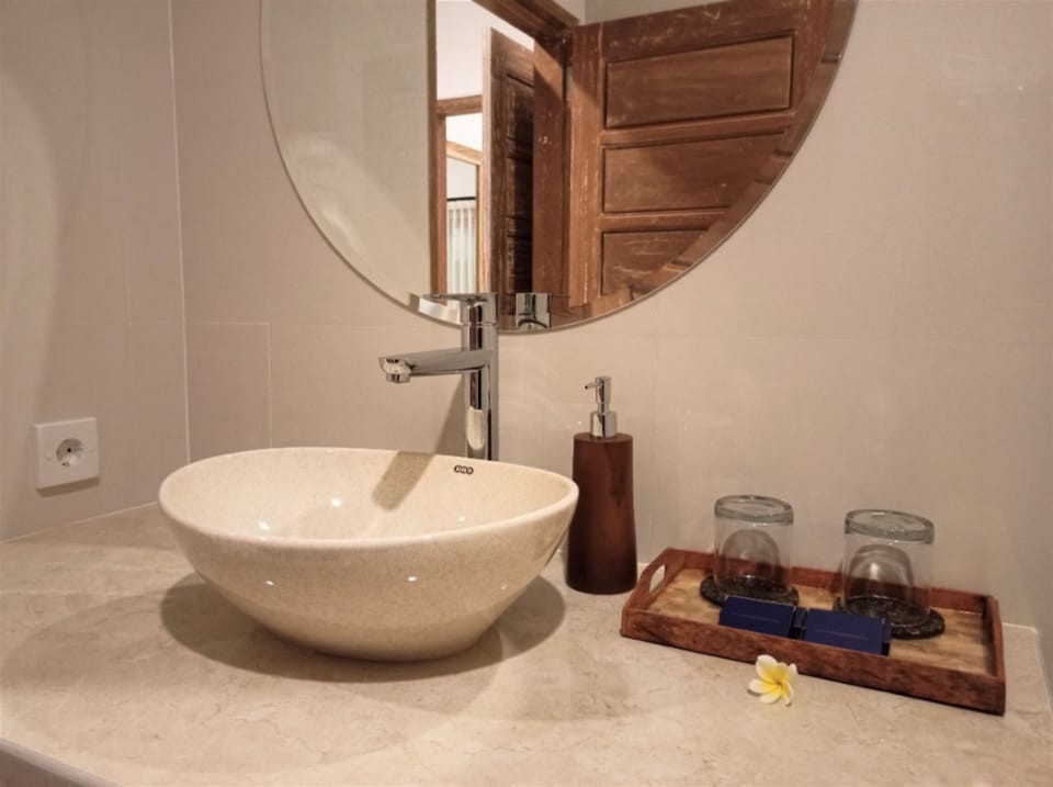 Deluxe Double Room | Bathroom sink