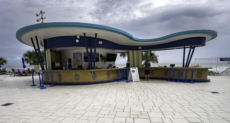 outdoor poolside bar