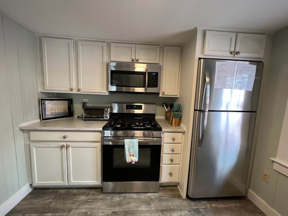 Fully stocked kitchen, gas stove