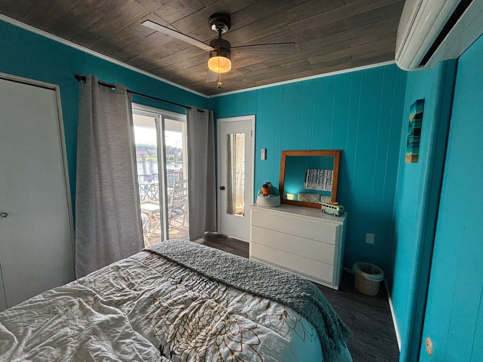 Secondary bedroom.