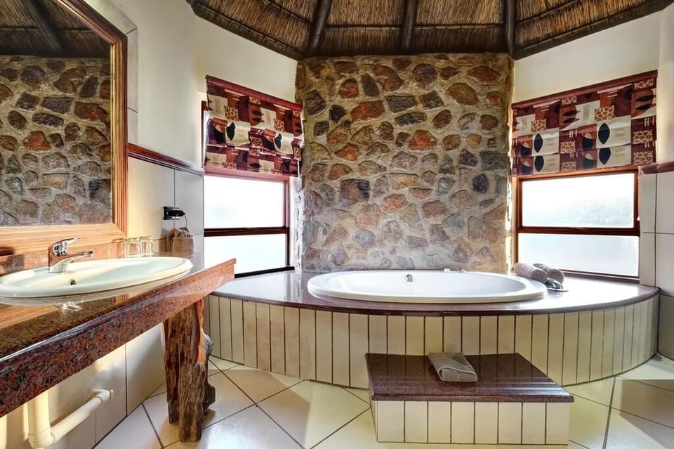 Luxury Room | Bathroom | Separate tub and shower, free toiletries, hair dryer, towels