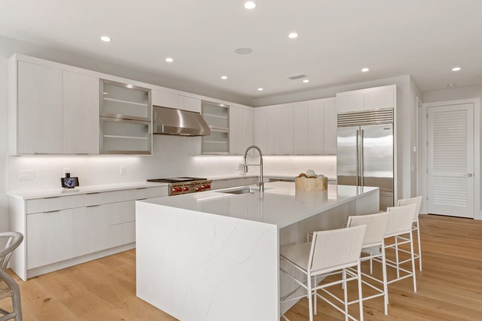 Main floor - fully equipped luxury chef's kitchen
