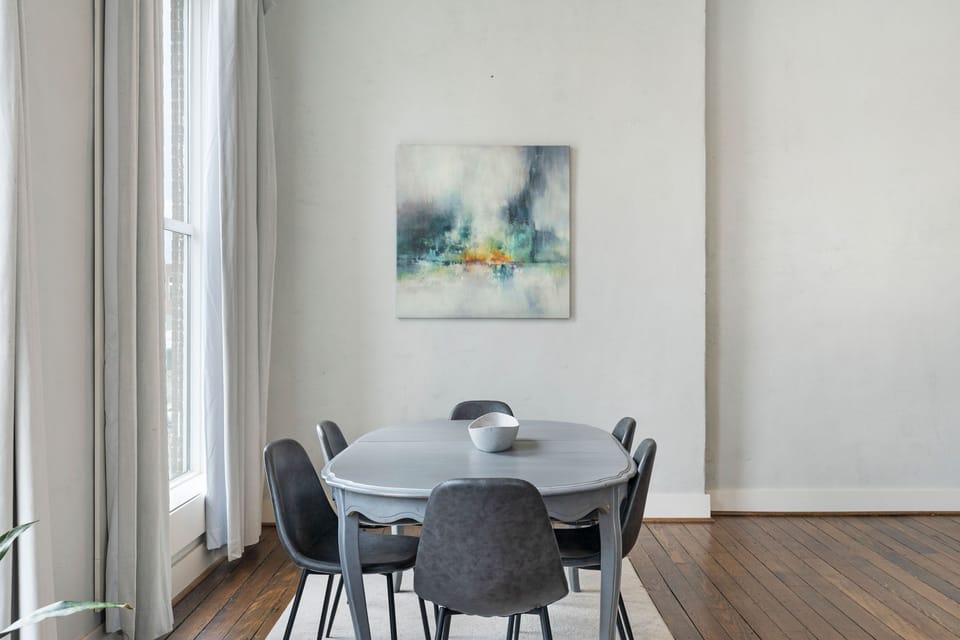 Friends or family, plenty of space at dinner time for everyone. 