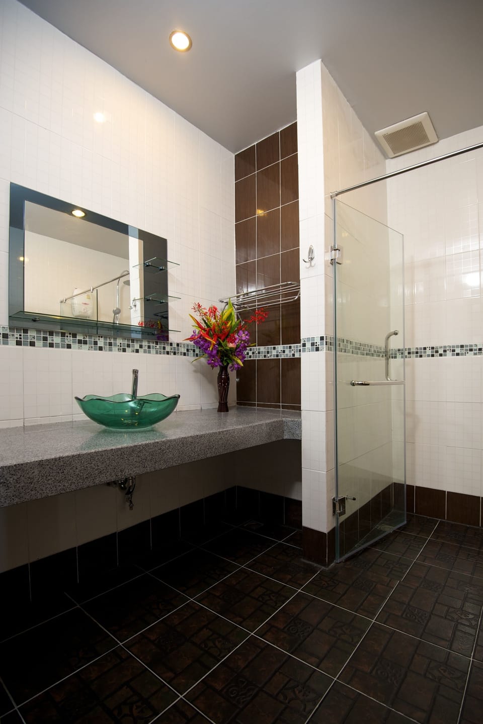 Shower, rainfall showerhead, free toiletries, hair dryer