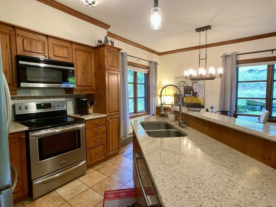 Fully stocked kitchen!