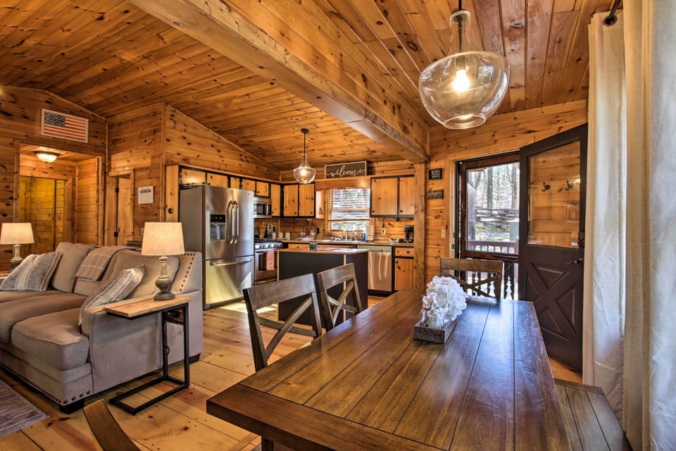 Living Room | 6-Person Dining Table