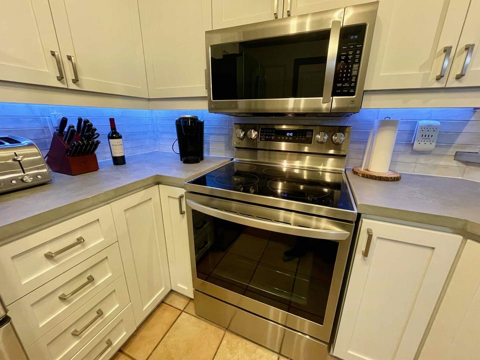 Keurig, Henckel knives, LG oven with built-in Air Fryer!