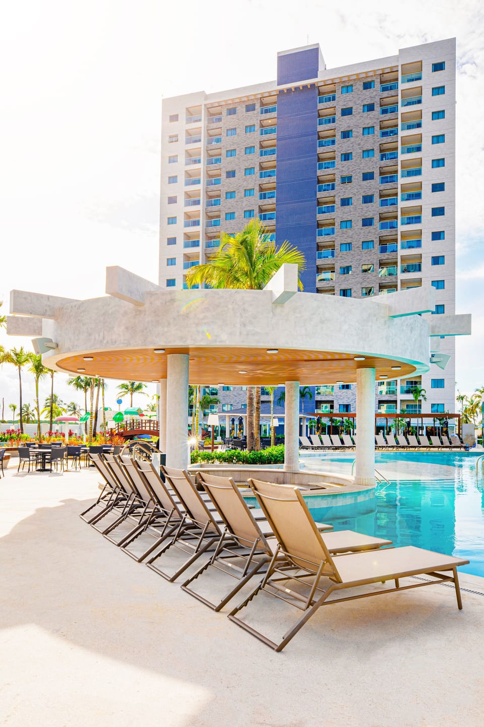 Swim-up bar