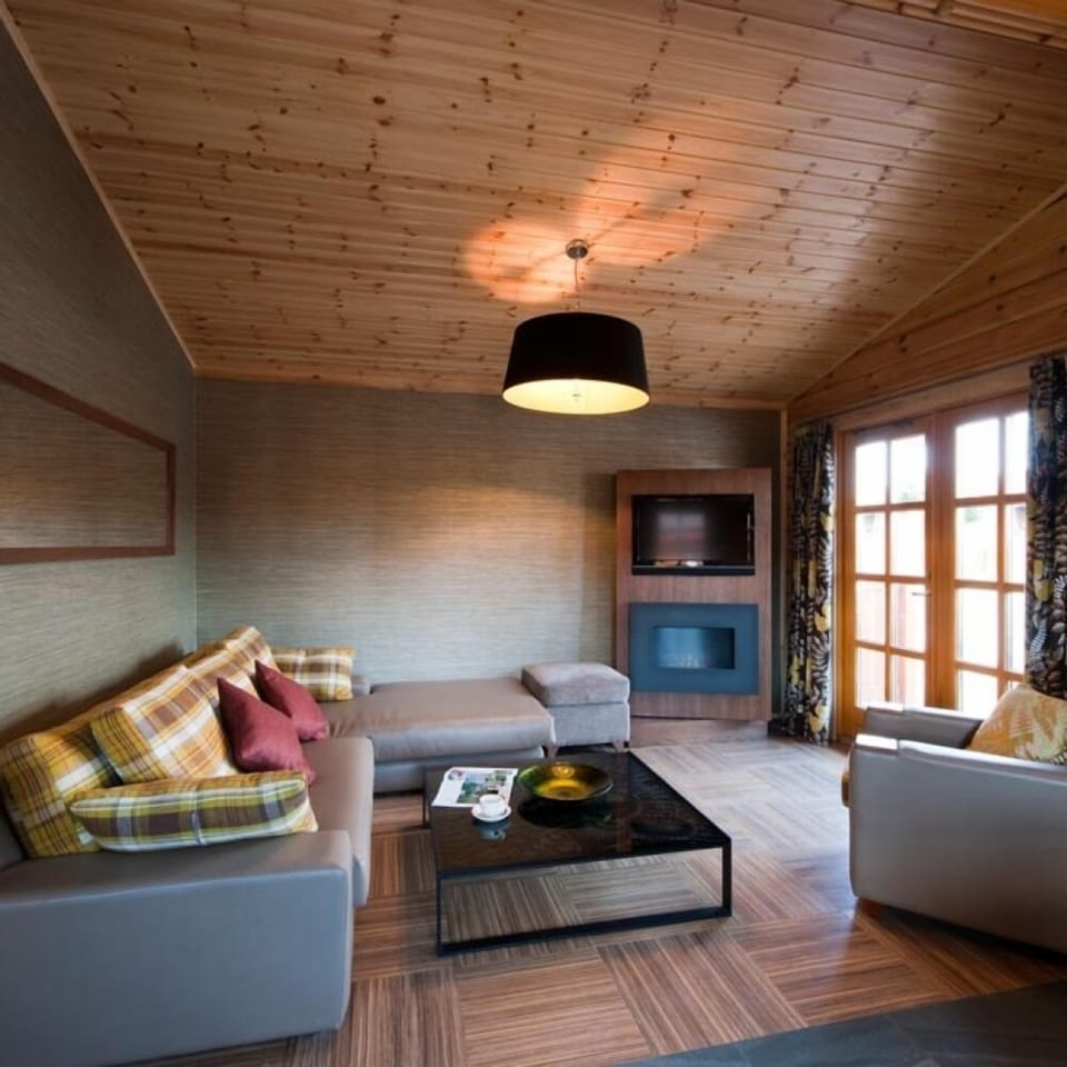 Classic 2-bed lodge  | Living room | Flat-screen TV