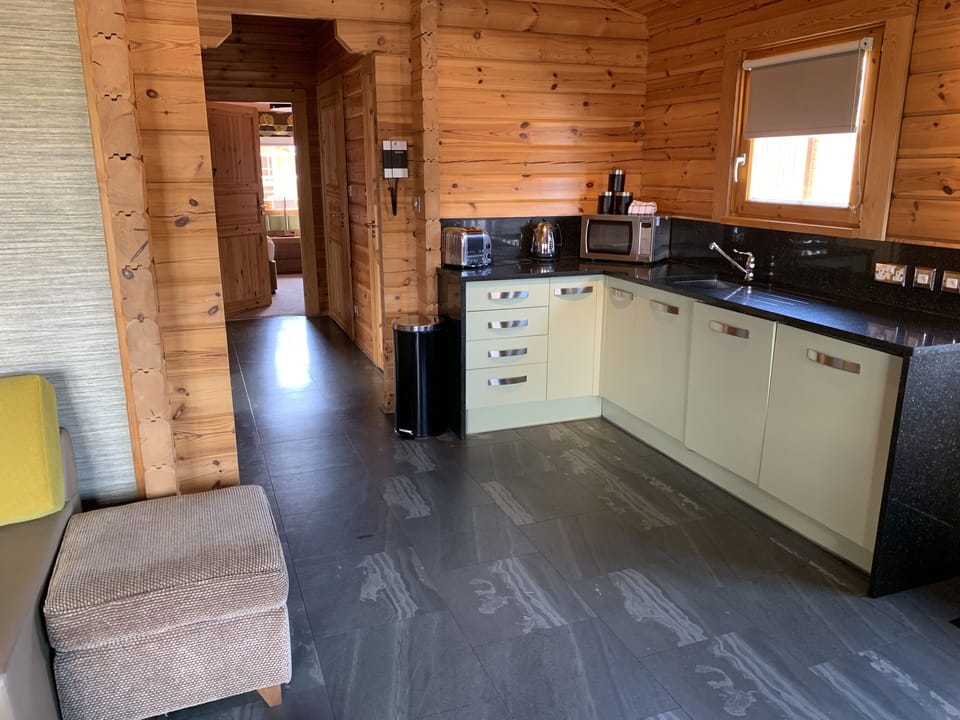 Luxury 3-bed lodge with hot tub  | Private kitchen | Espresso maker, coffee/tea maker, electric kettle