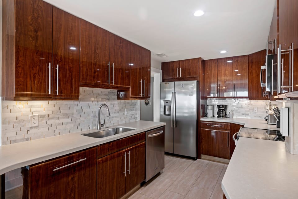 Gorgeous kitchen with modern appliances!