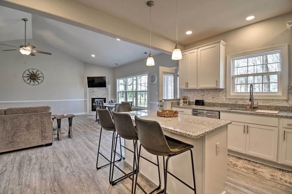 Fully Equipped Kitchen | Dry Bar w/Barstools